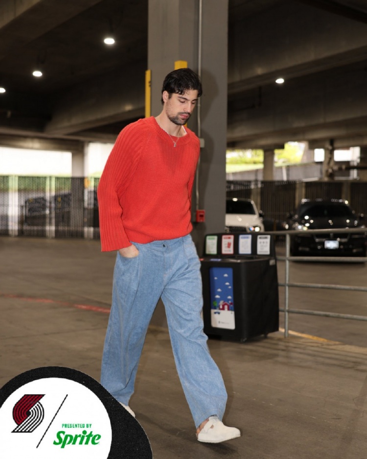 开拓者众将入场穿搭：阿夫迪亚精致发型 乐福小书包